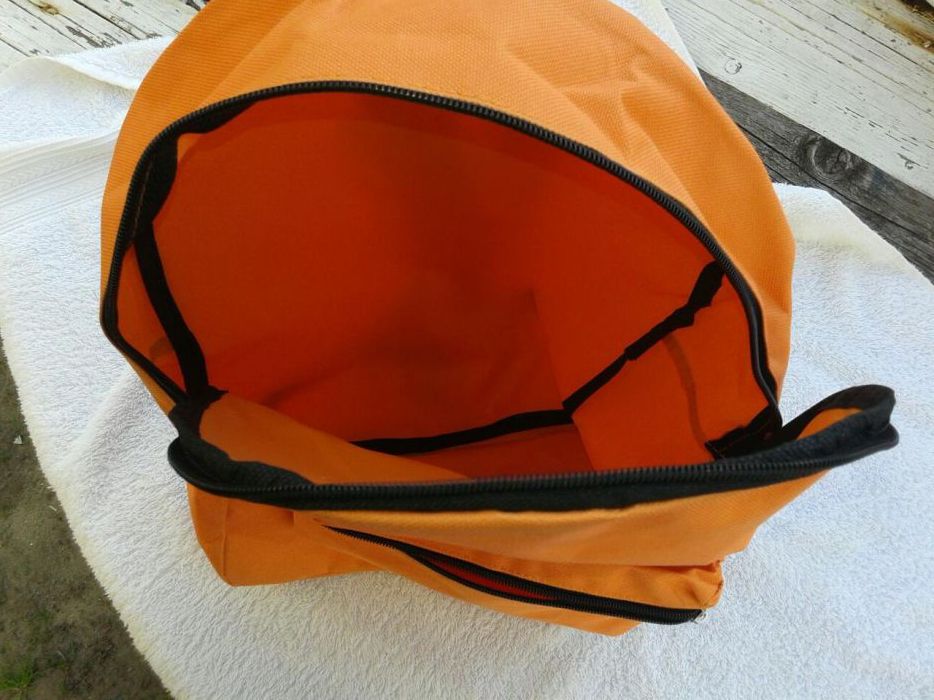 Mochila laranja. Nova escola