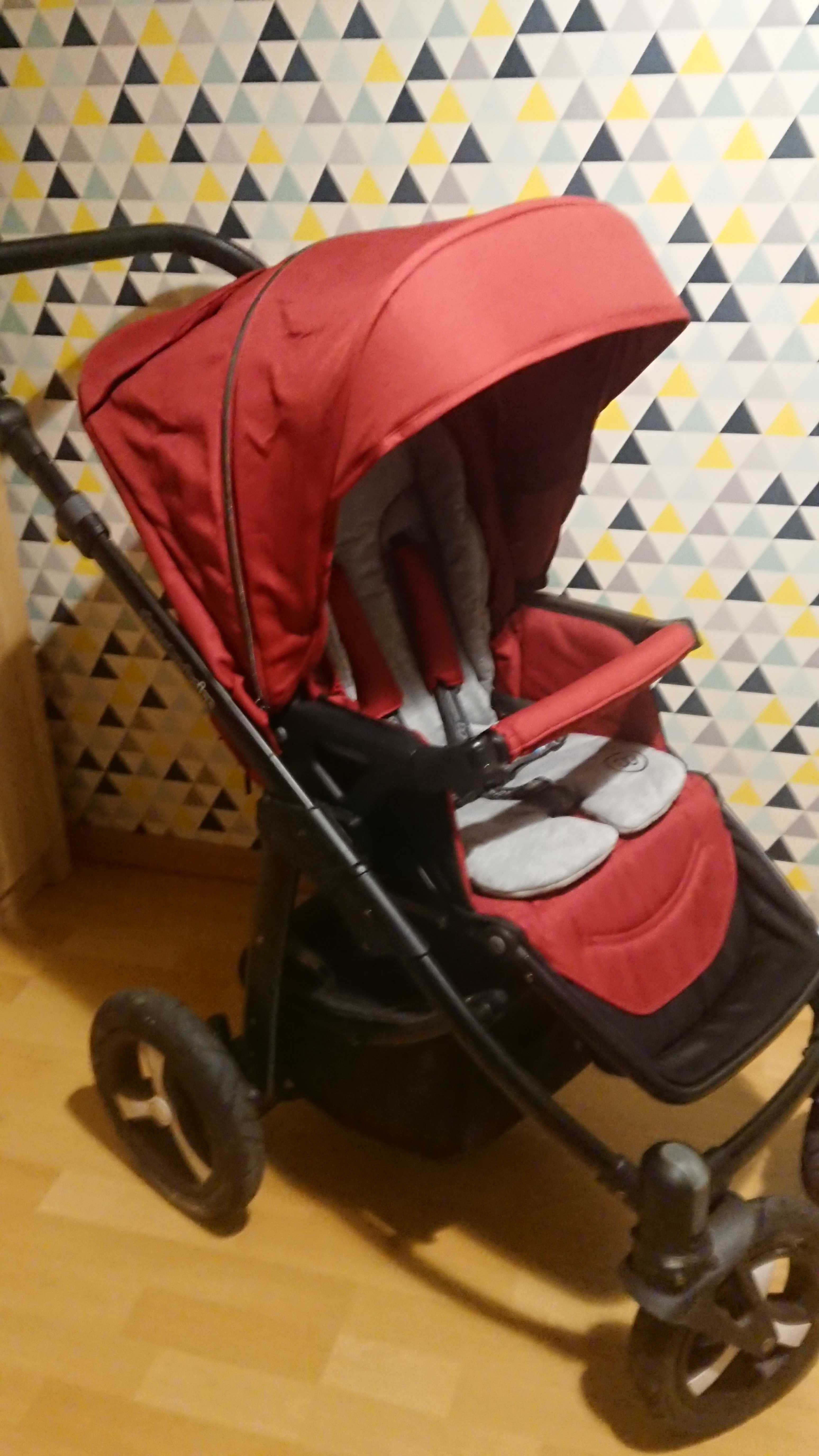 Wózek 2 w 1 firmy Babydesigned - gondola + spacerówka