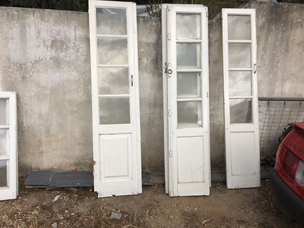Portas e janelas antigas de fachada
