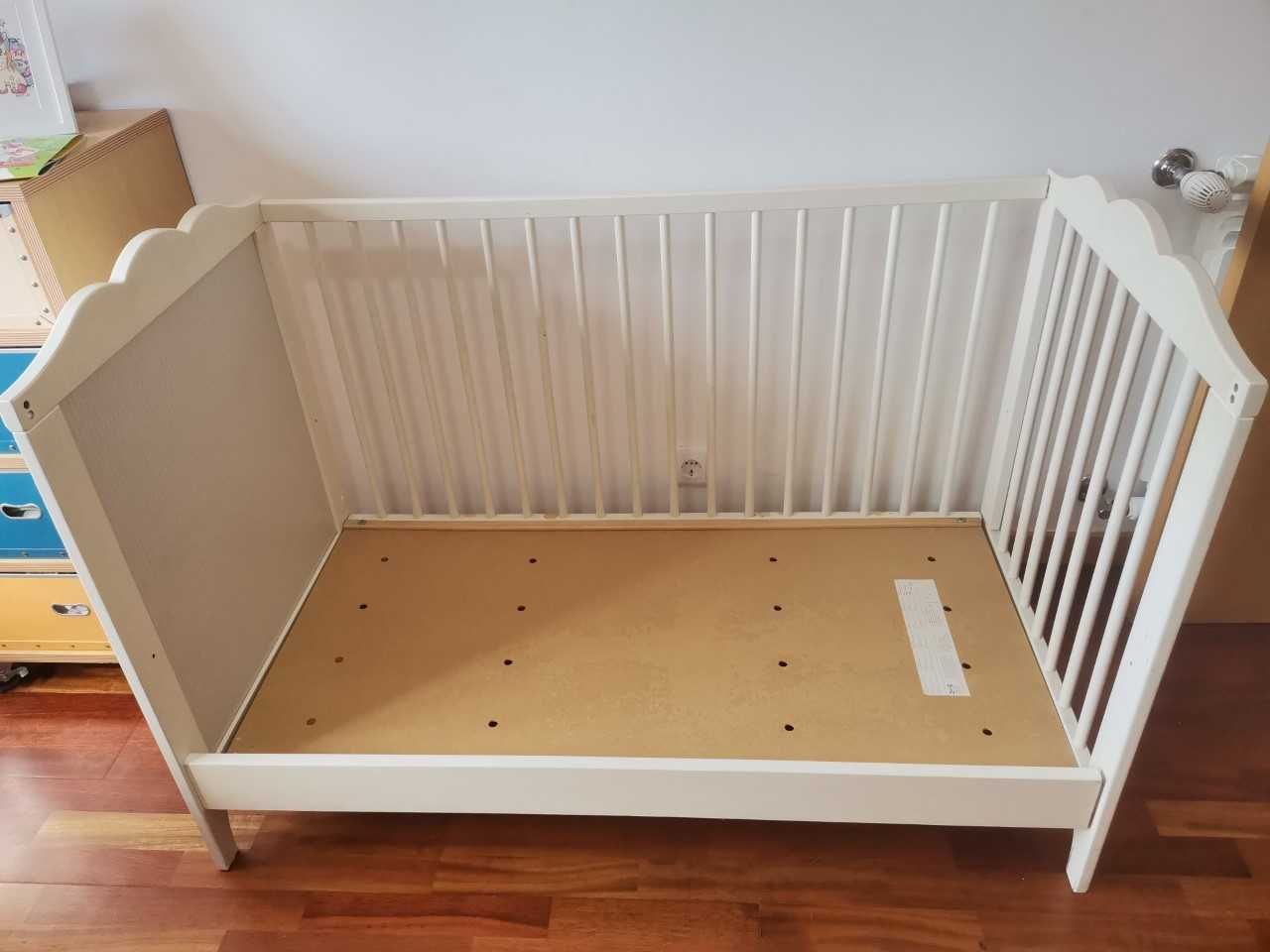 Cama lacada para bebé  com estrado e colchão