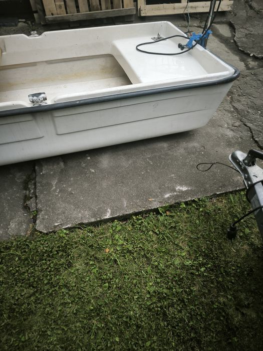 Łódka wędkarska z silnikiem elektrycznym