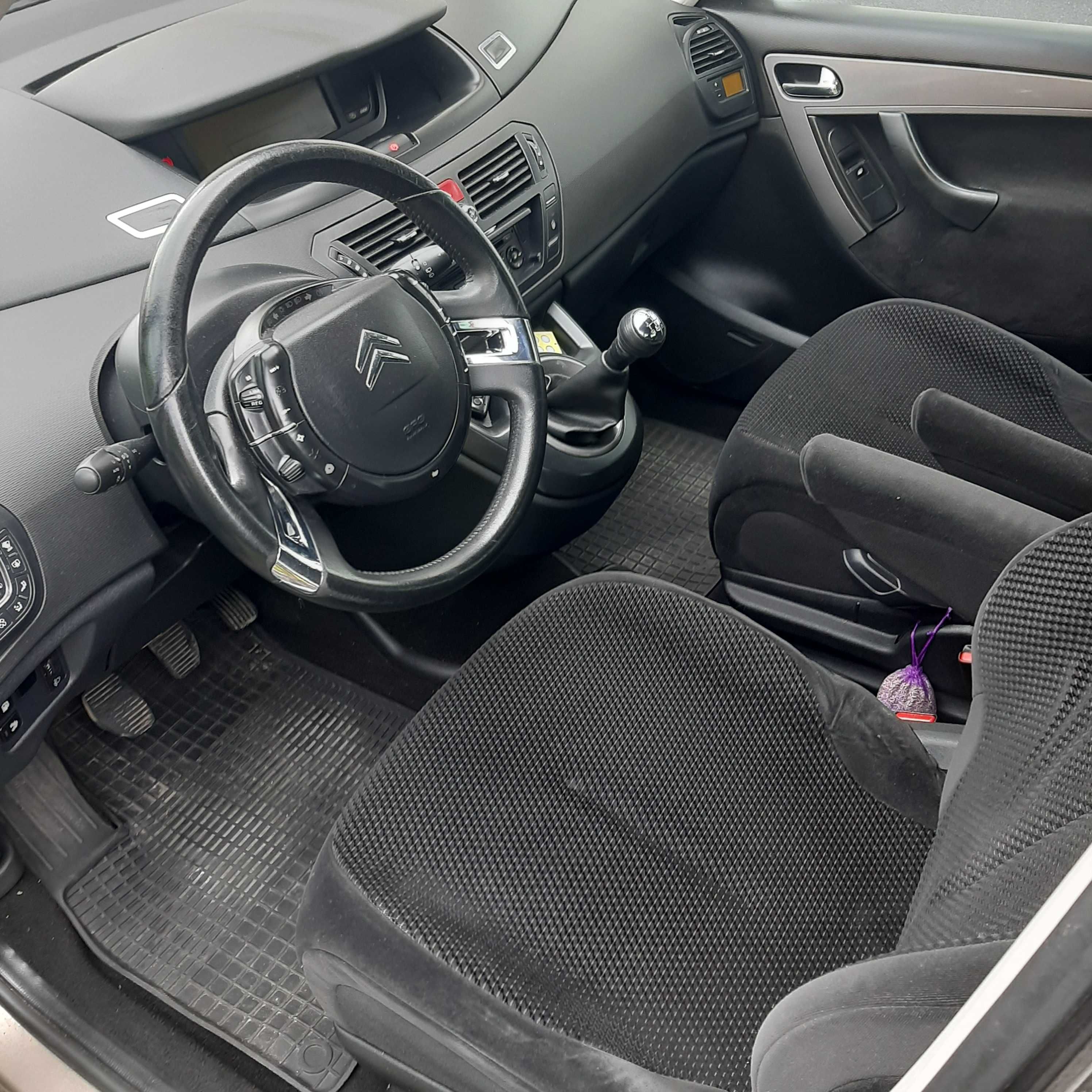 Sprzedam samochód Citroen C-4 Picasso z małym przebiegiem