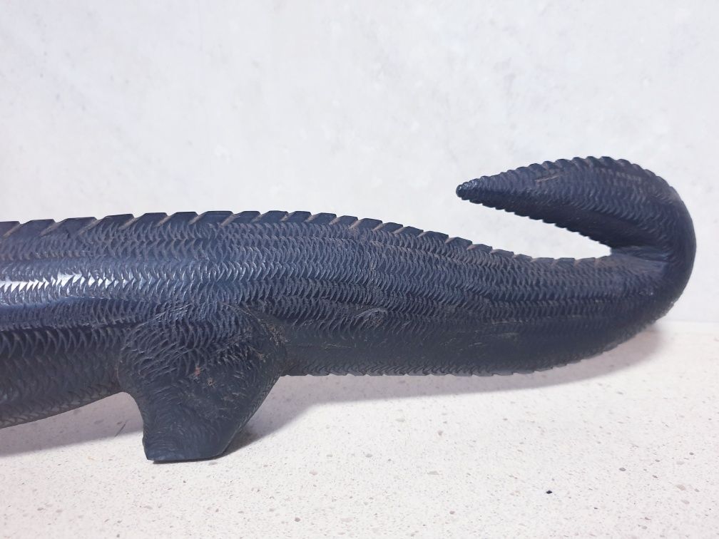 Antiga escultura africana de um crocodilo em pau preto