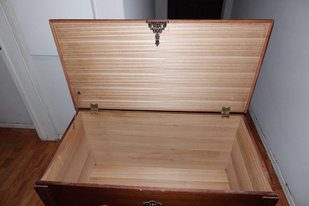 Arca de madeira com aplicações em metal