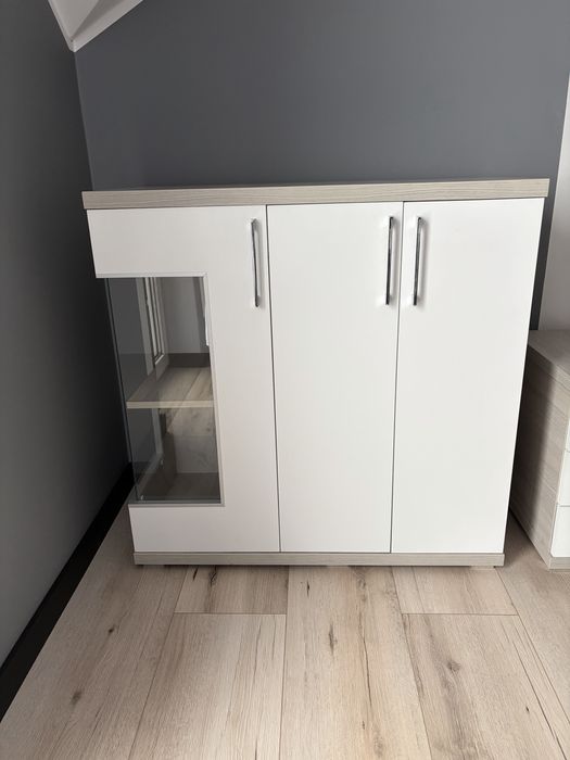 Szafka ze szkłem biało-szara