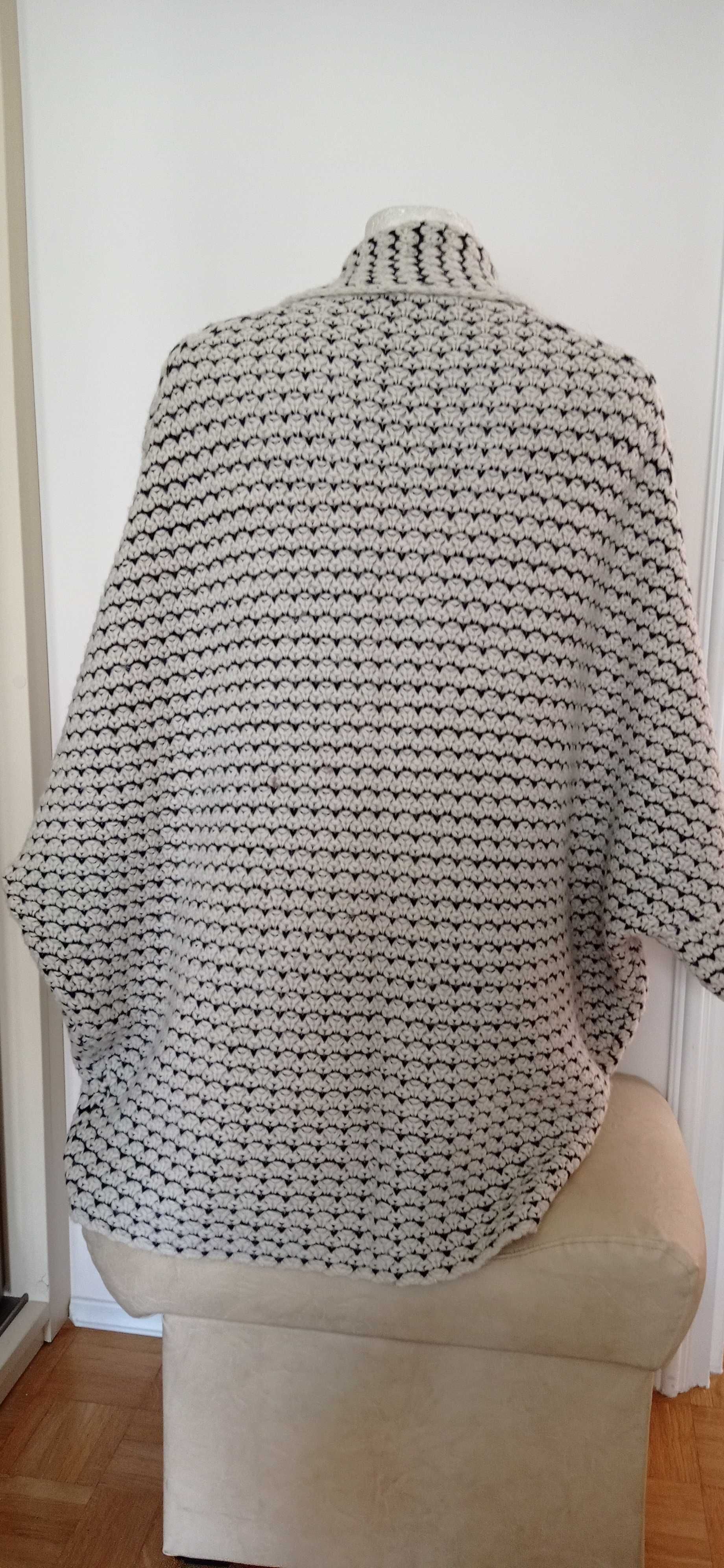 Długi sweter kremowo-czarny oversize