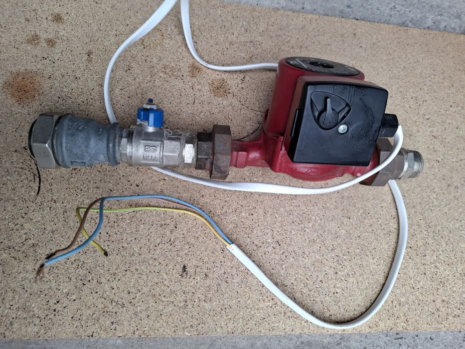 Циркуляційний насос с гайками.