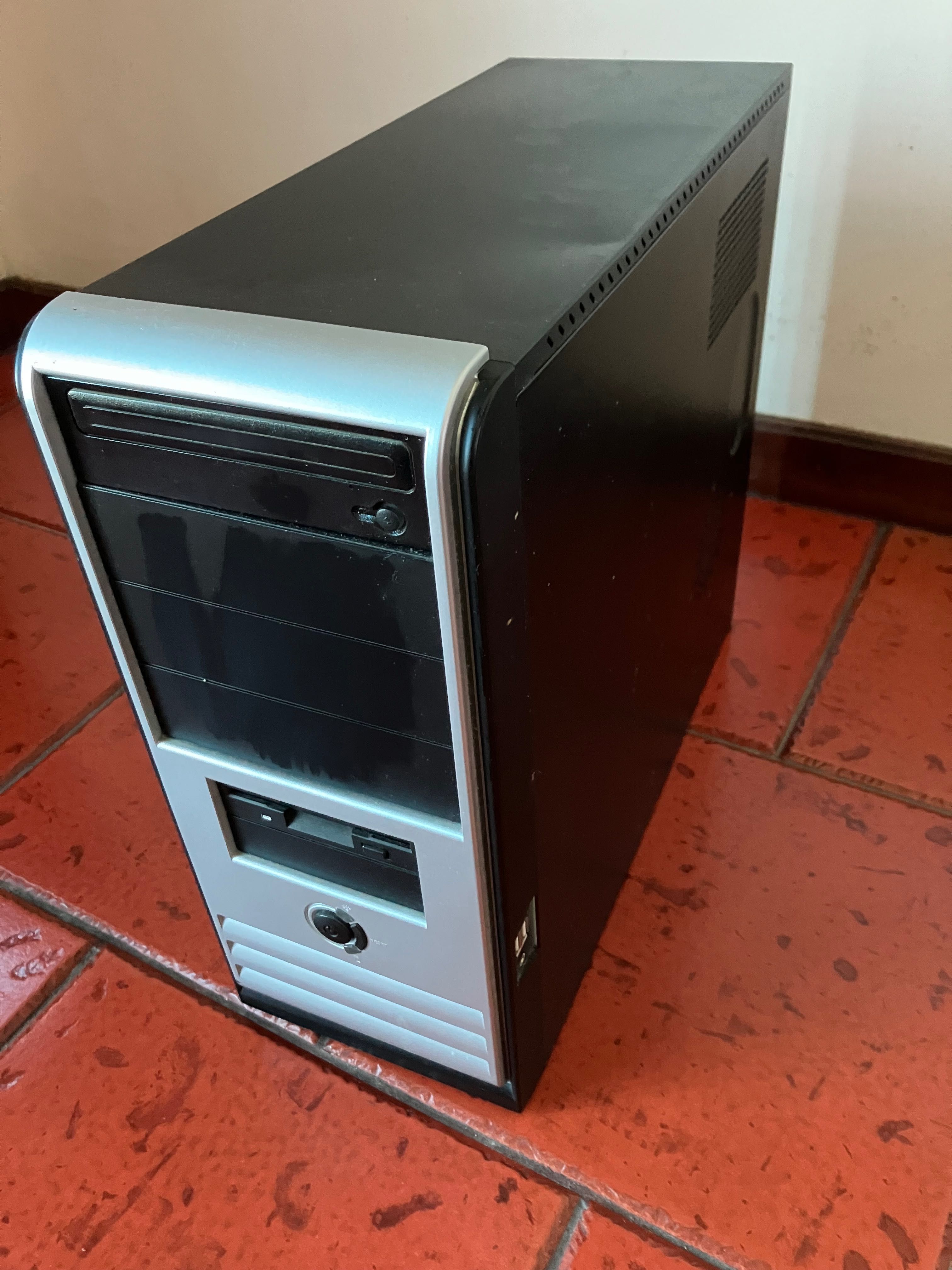 Torre de pc com avaria na motherboard (para peças)