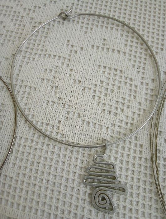 Lote de 4 Colares / Gargantilhas! Preço global - 10,00 € !