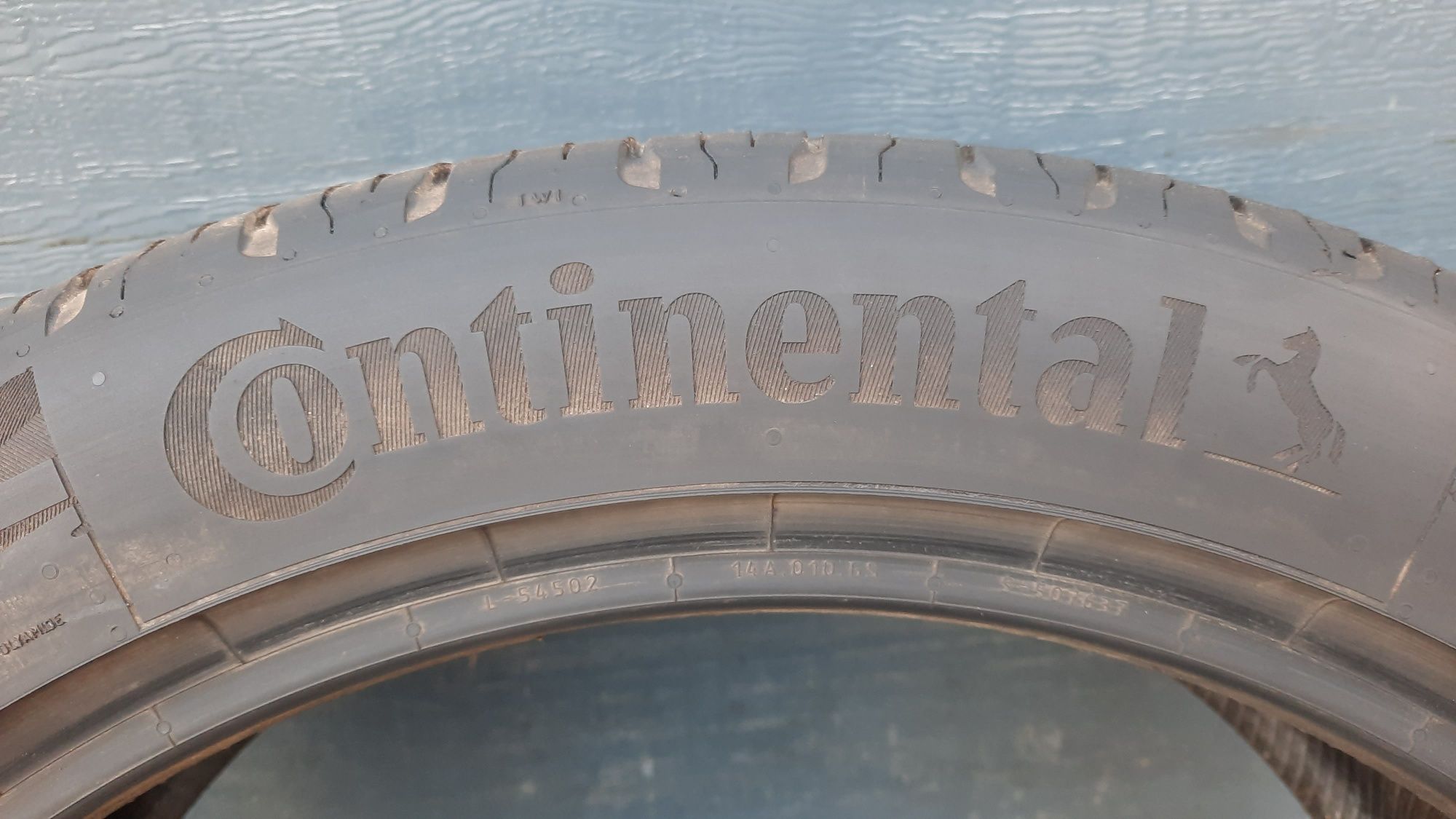 Continental 235/45 R20 EcoContact 6
