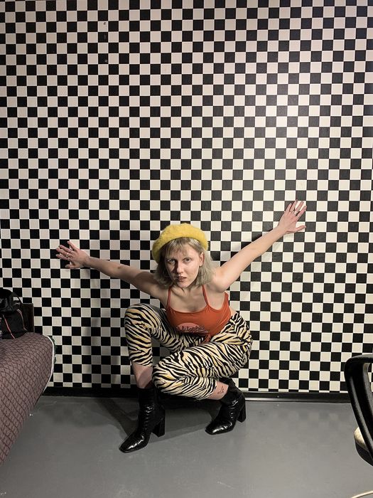 топ з голою спинкою