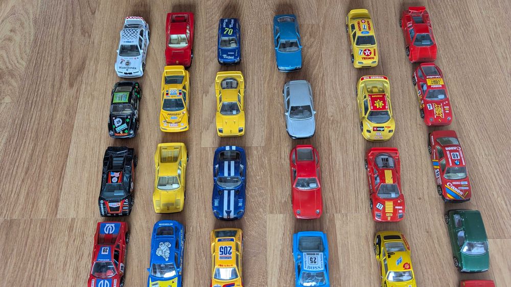 Coleção de 45 miniaturas Burago, Escala 1/43