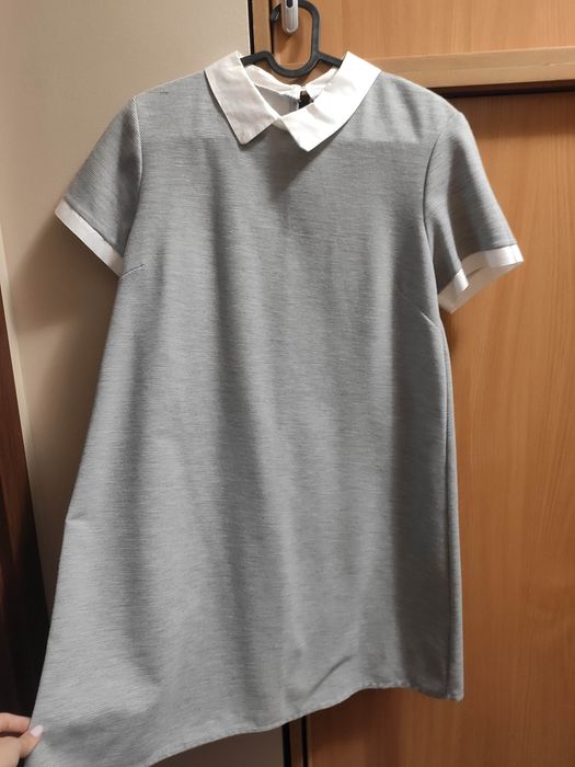 Szara sukienka z białym kołnierzykiem