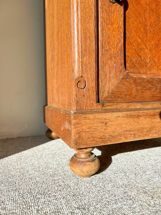 Szafka z marmurowym blatem