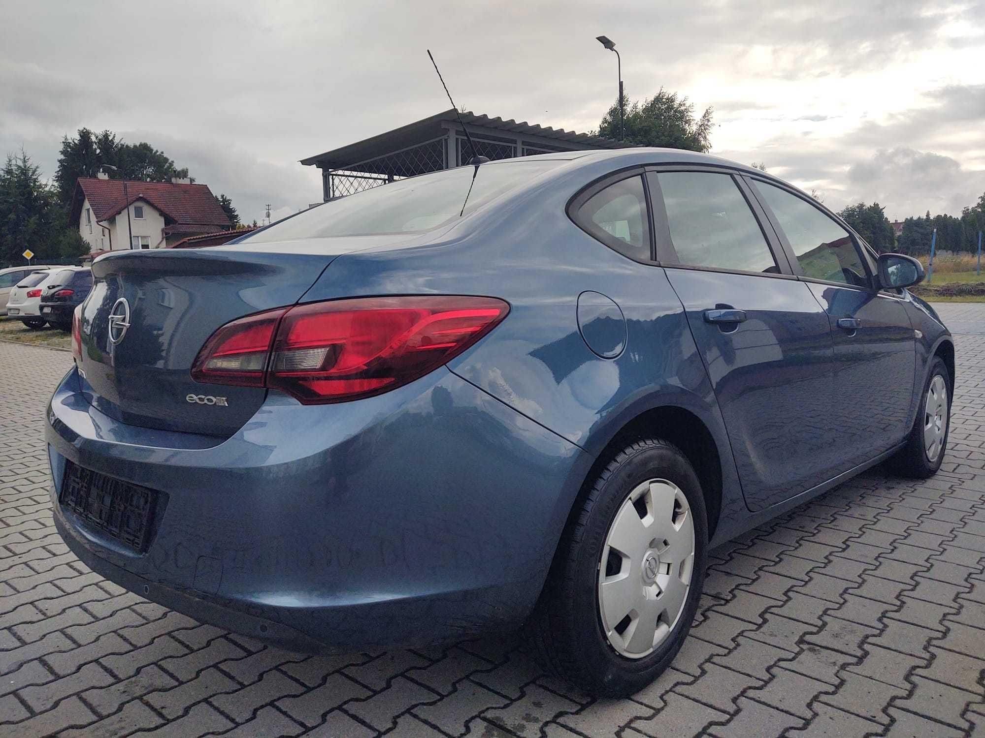 opel astra j LIFT SEDAN 2012r 1.4 benz 101KM tylko 117 tyś km