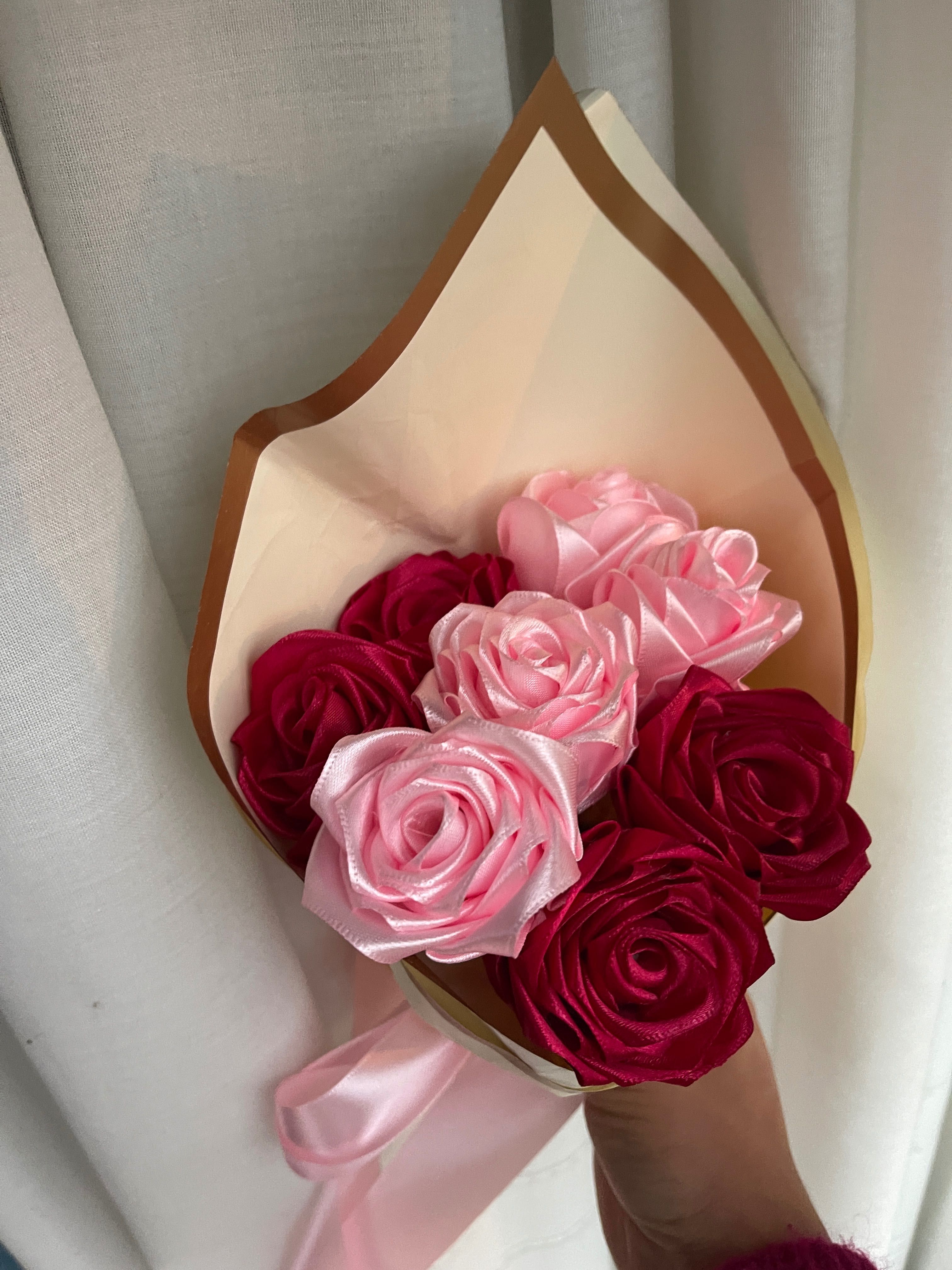 Arranjo de flores de cetim