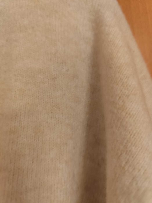 Duas camisolas em lã, beje e castanha, tamanho L oversize