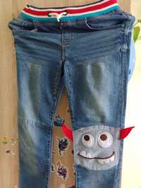 Spodnie jeansowe wypukłe elementy dinozaur na gumkę