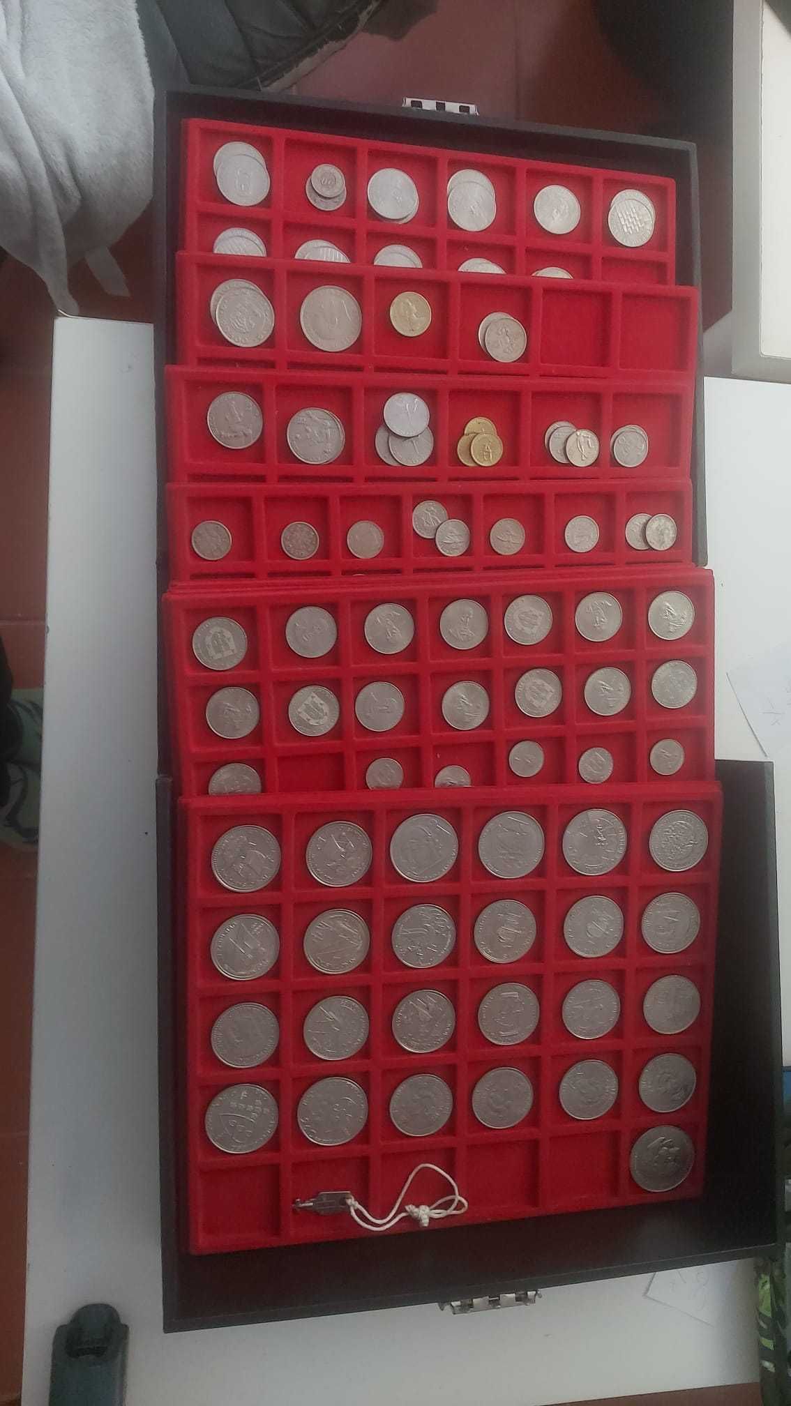Coleção de mais de 300 moedas antigas