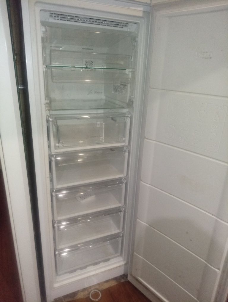 Продам морозильну камеру indesit