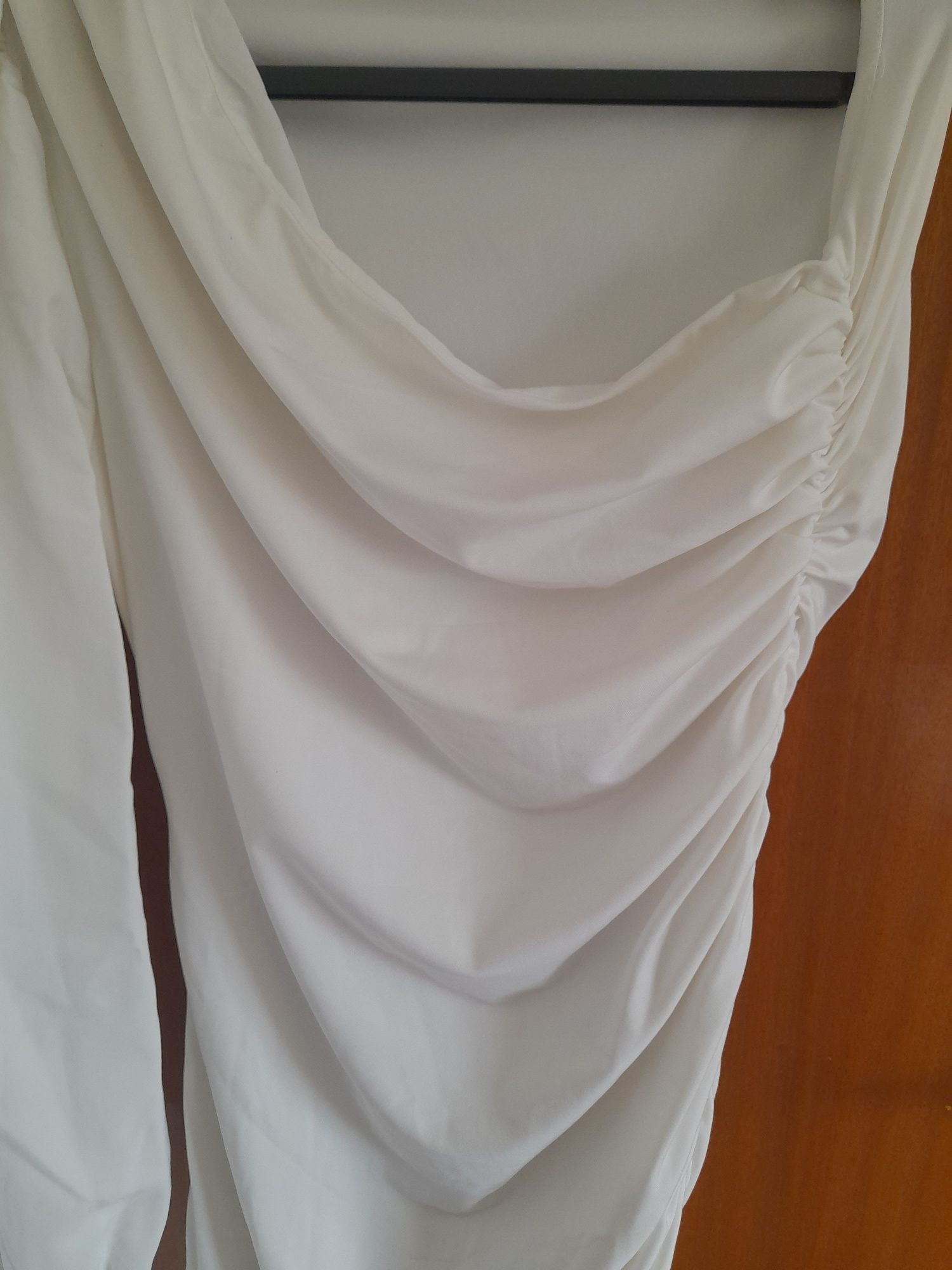 Vestido branco com portes incluídos