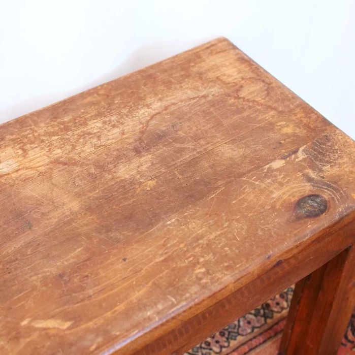 Mesa pequena rústica em madeira lisa