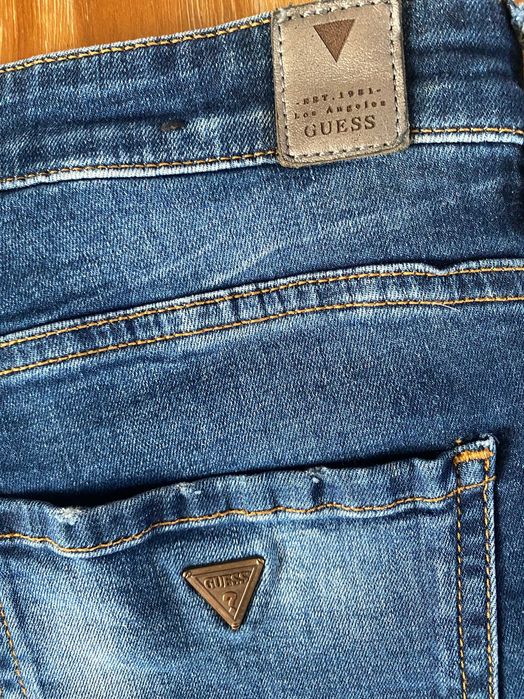 Jeansy Guess Tomboy z charakterystycznymi dziurami