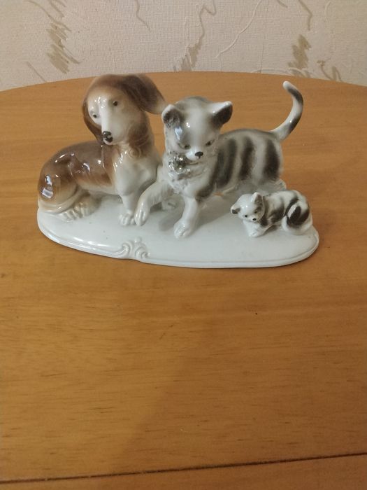 Фарфоровая статуэтка Собачка и кошки