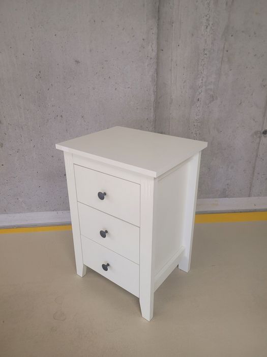 Biała szafka nocna