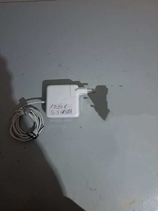 Vendo um carregadores para portátil  Apple um  par 16,5 V por 3,65A