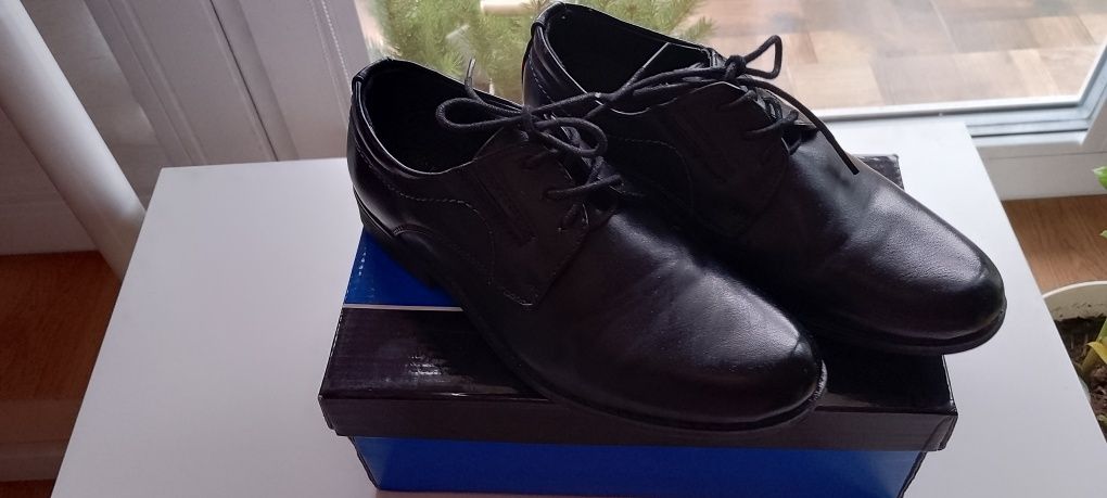 Czarne skórzane buty eleganckie dla chłopca r.35