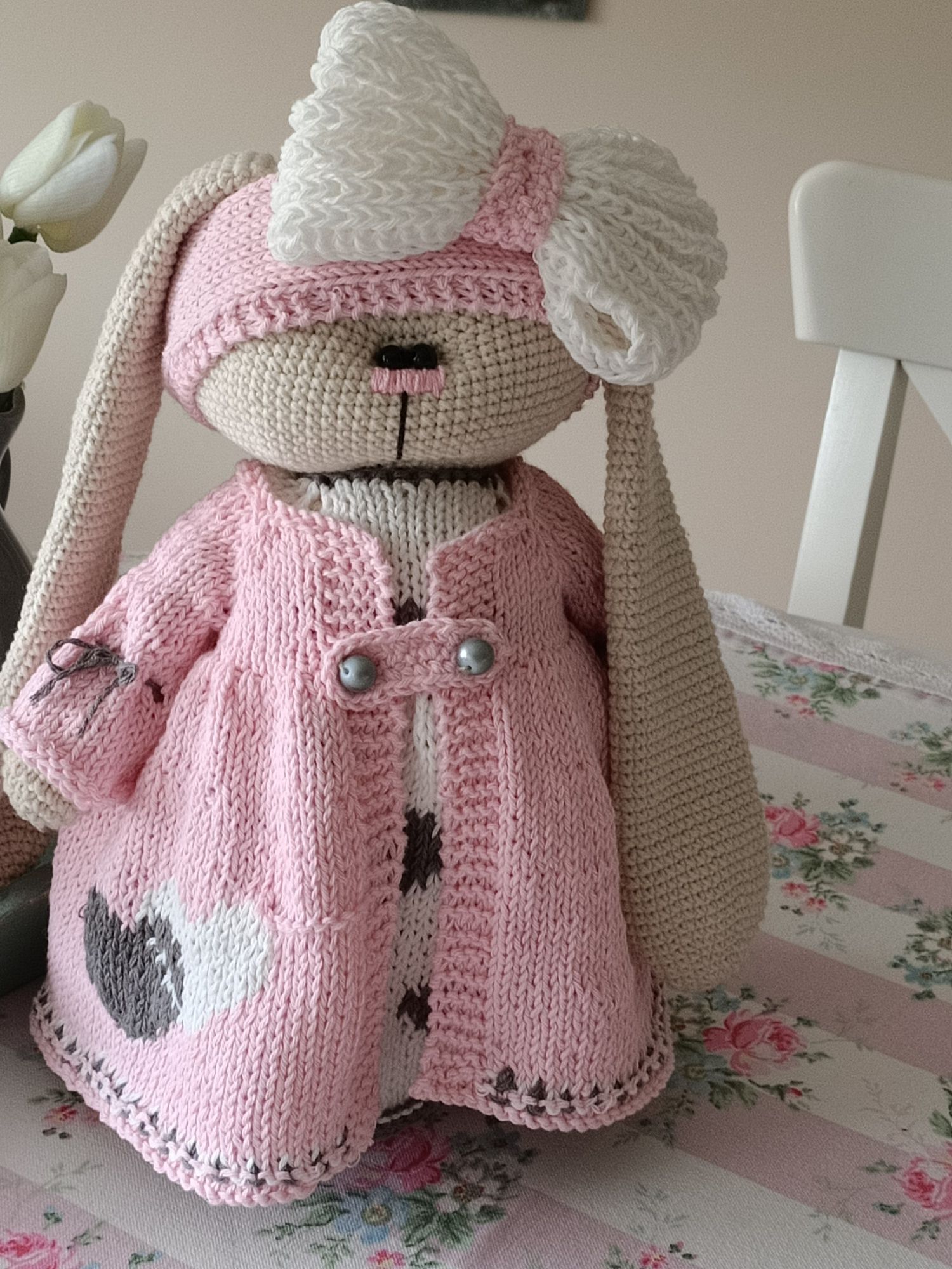 Słodka króliczka w komplecie ubrań amigurumi plus gratis