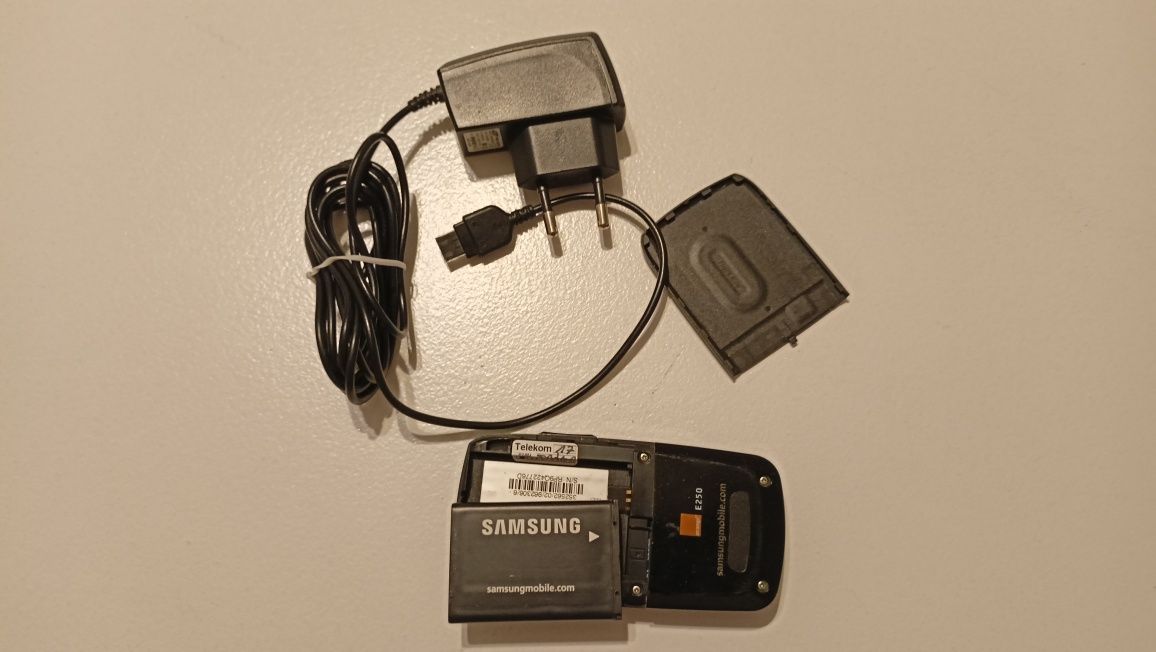 Samsung SGH-E250 sprawny + ładowarka