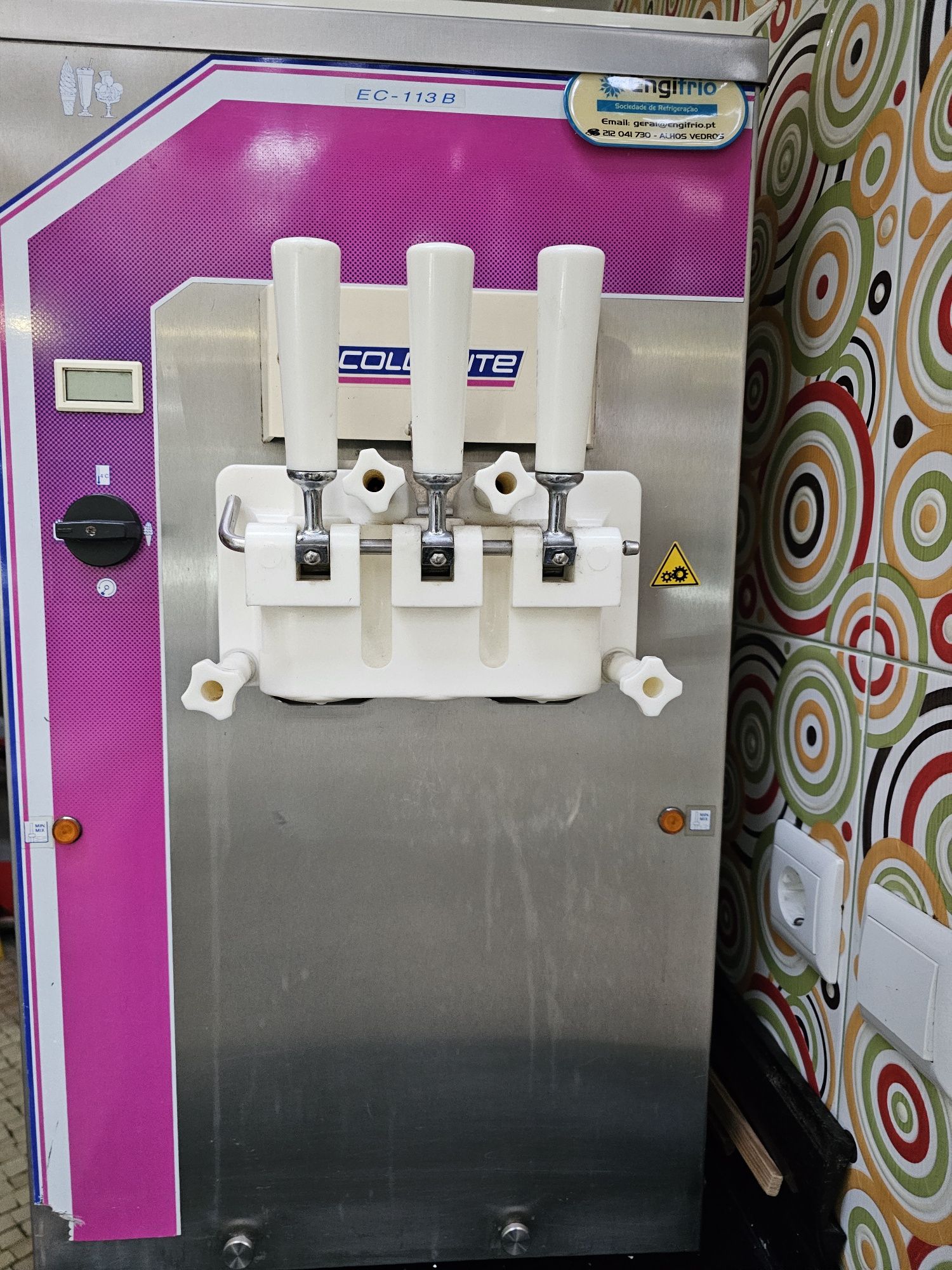 Máquina de gelados soft de balcão.