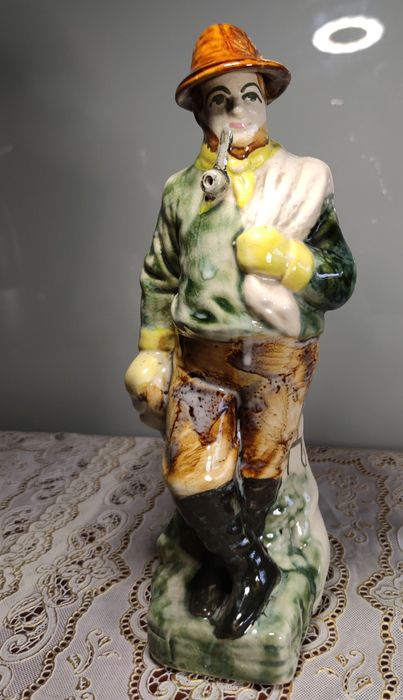 Ręcznie malowana figurka ceramiczna – „Rybak” – Karafka figuralna,