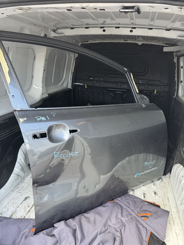 Двері Nissan Leaf під рихтовку