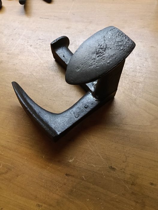 Kowadło szewskie. PRL.