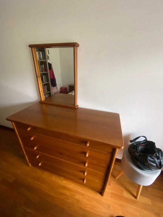 Cômoda, Espelho, 2 Mesas De Cabeceira e Cama Casal em bom estado