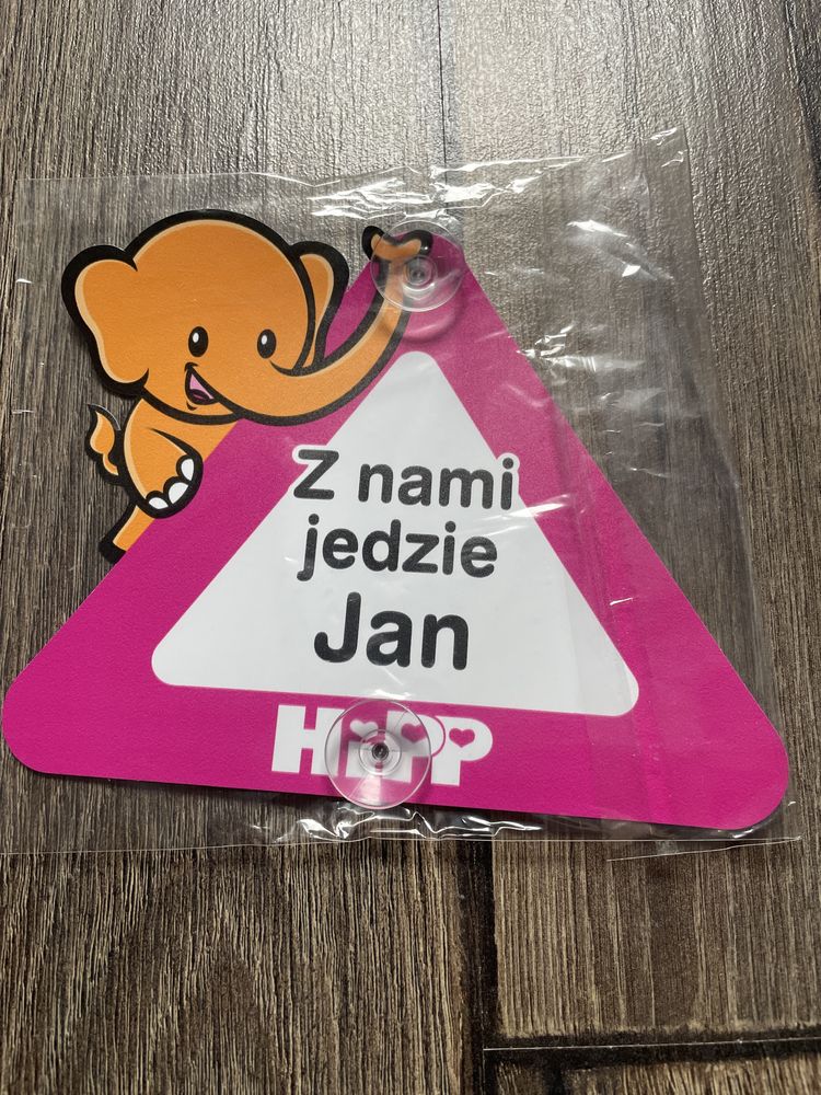 Oznaczenie naklejka na szybe samochodu dziecko Jedzie z nami Jan