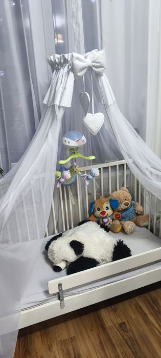 Łóżeczko dziecięce z materacem /baldachimem i karuzelą