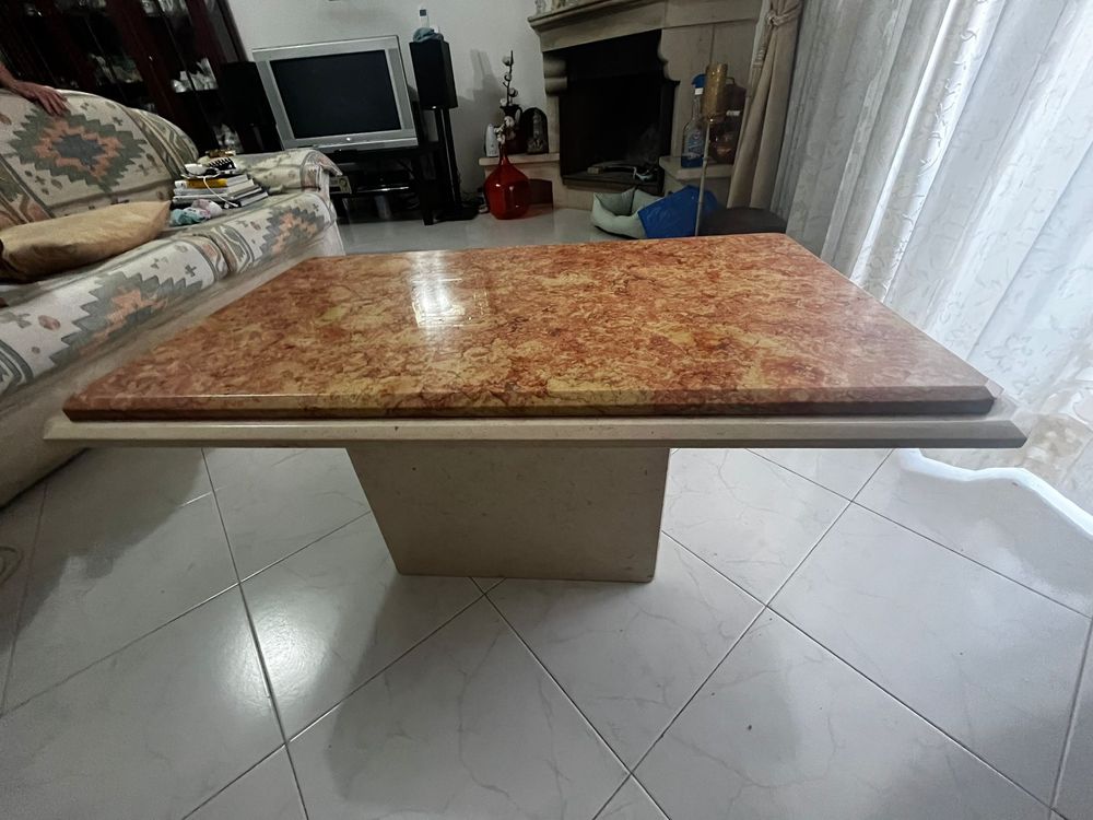Mesa retangular em mármore