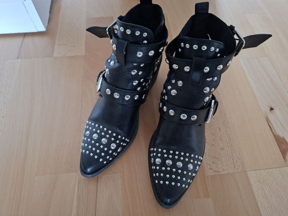 Botki z ćwiekami Deezee