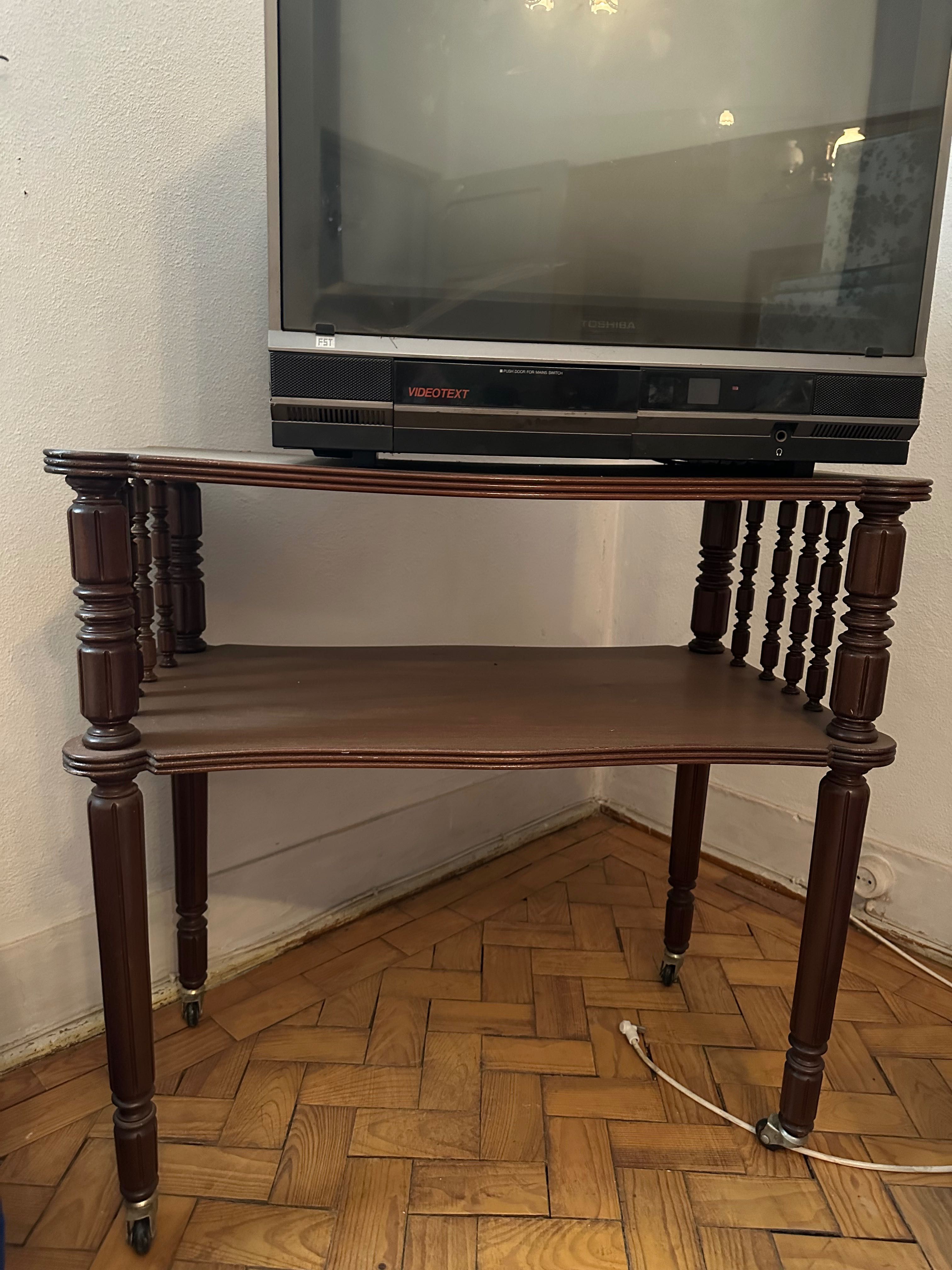 Móvel de TV em madeira vintage com rodas