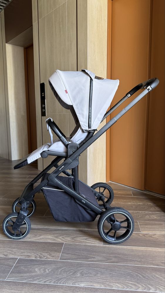 Прогулянкова коляска Carrello Alfa з реверсивним сидінням