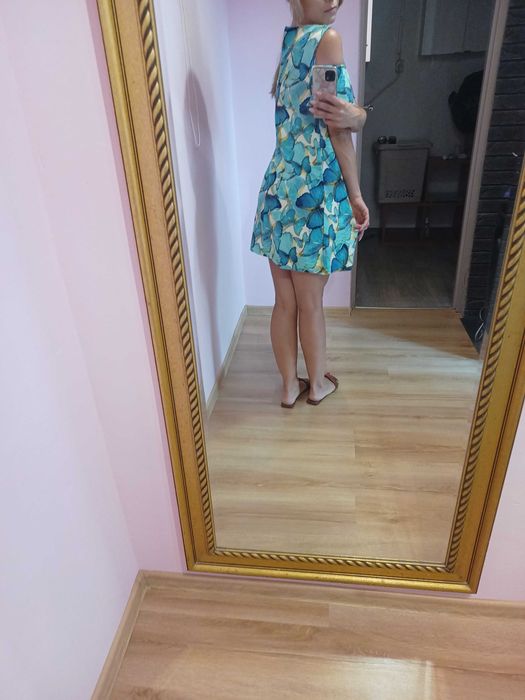 Sukienka odkryte ramiona niebieskie motyle