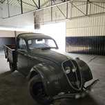 Clássico Peugeot 202 de 1948 em bom estado.