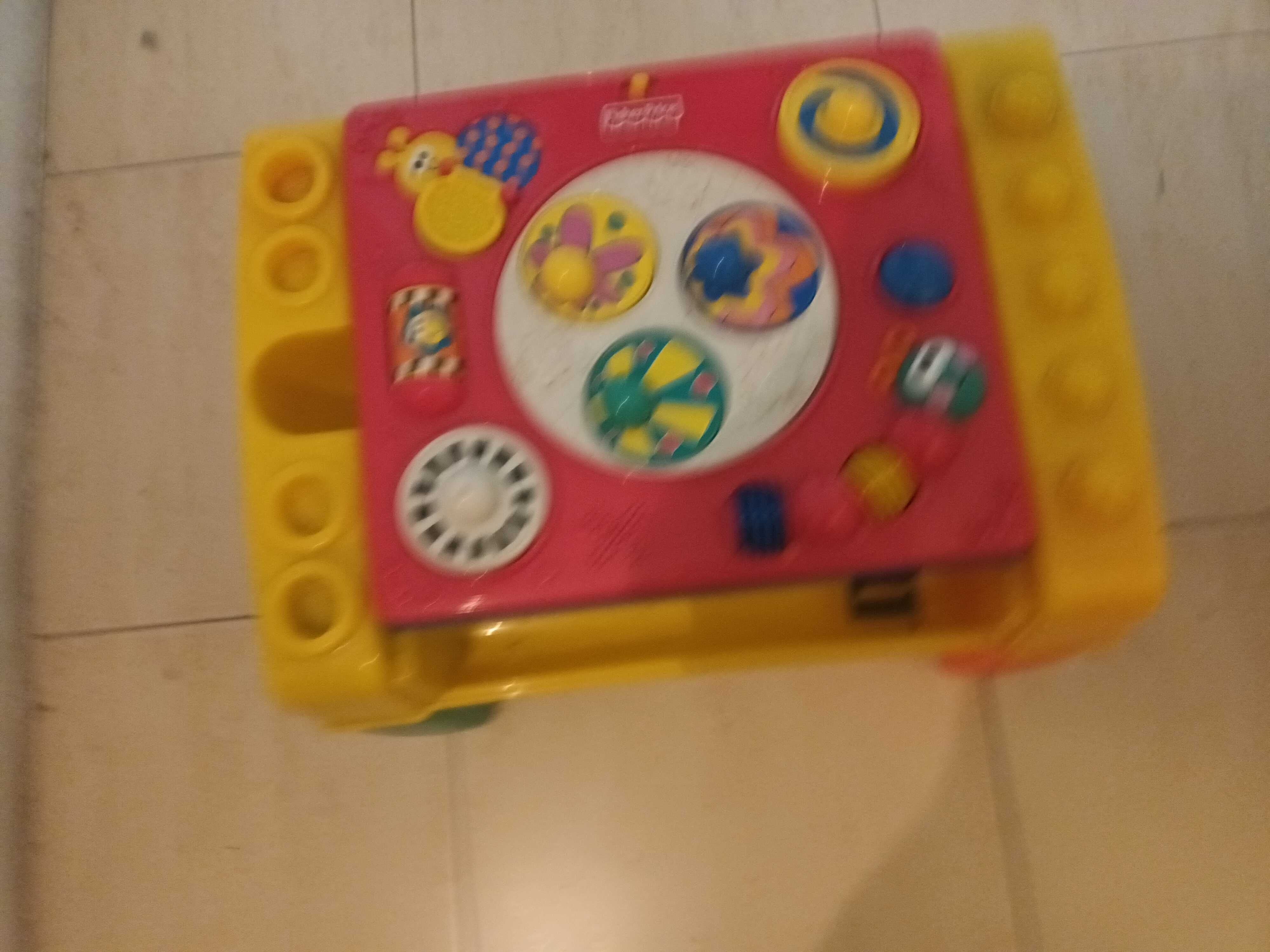 Mesa interactiva da marca Fisher-Price