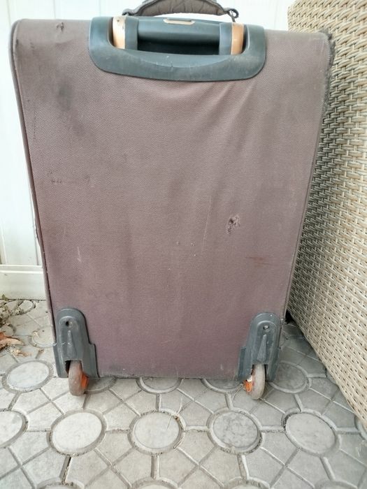 Чемодан дорожный