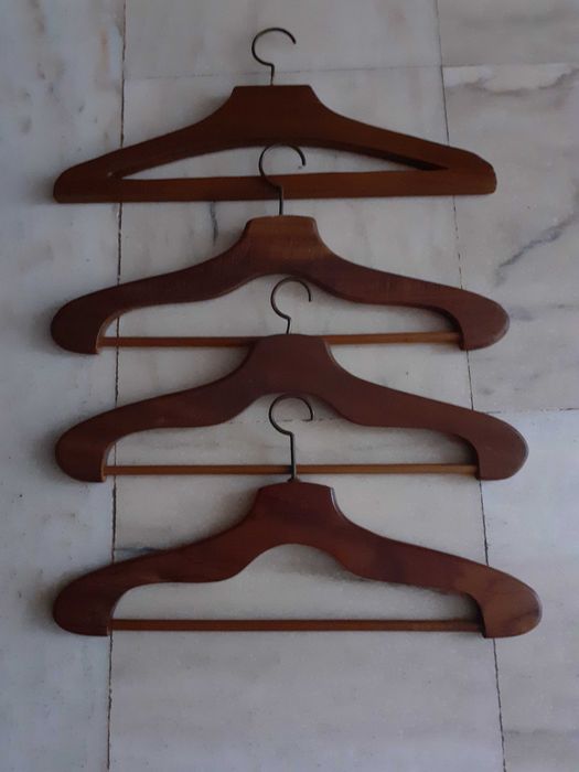 4 cabides antigos em madeira