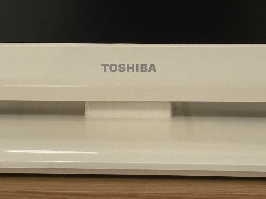 TV Toshiba 22’’ branca – com comando + suporte parede + manuais